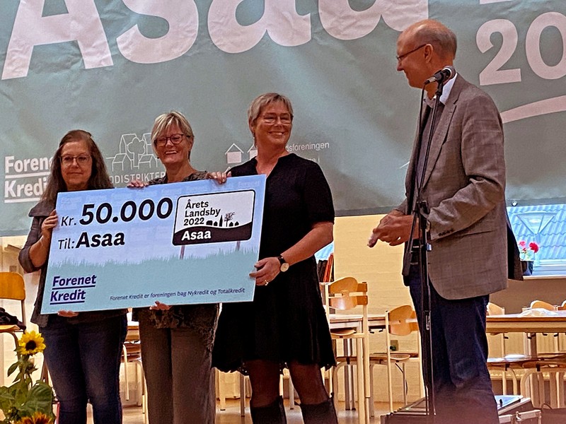 Asaa har netop fået overrakt en check på 50.000 kroner i forbindelse med udnævnelsen til Årets Landsby.