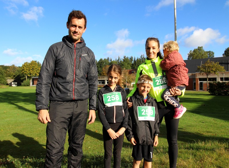 Flere familier deltog i løbet. Her er det Maja og Christian Guldbæk-Larsen med børnene Thilde, Signe og Lauge.