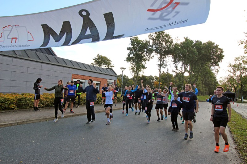 Inden de enkelte løb var der opvarmning. Løberne her forbereder sig på at løbe 10,5 km.