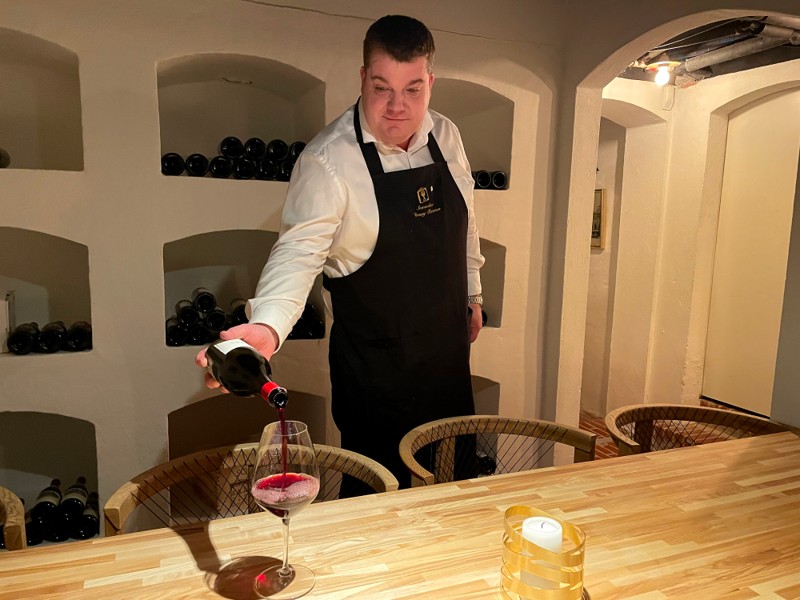 Færgekroen har en særlig vinkælder, hvor Danny Friis Petersen gerne afholder små, stemningsfulde vinsmagninger for gæsterne.