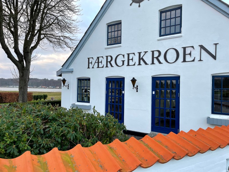 Færgekroen blev i sin tid bygget i 1823 af kro- og færgemand Peder Nielsen, Rostrup. Til kroen hørte i mange år landbrug, købmandsbutik og bageri. Kroen brændte i 1969, men blev straks genopført.
