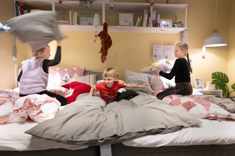 Er der noget så fedt som en pudekamp? Ikke hvis du spørger Ella Sofie og Agnes Marie - der også havde selskab af lillebror Karl Villy først på aftenen.