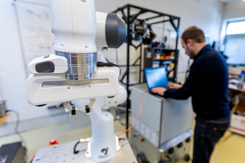 Robotten hører hjemme på Institut for Materialer og Produktion på Aalborg Universitet.