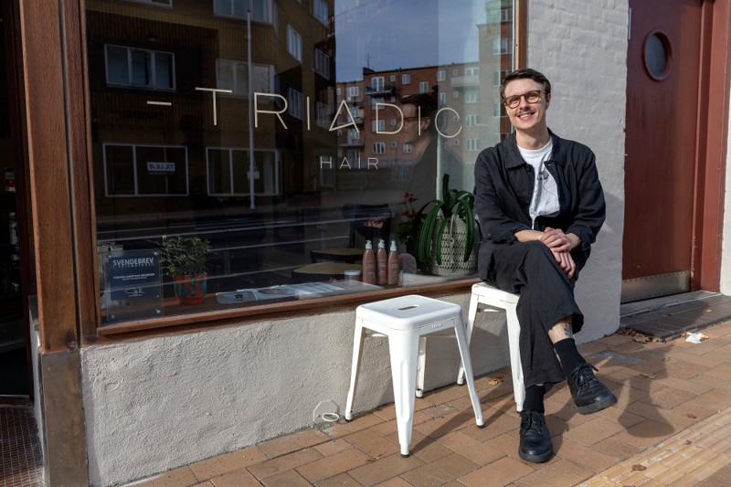 Navnet TRIADIC stammer fra ’’Den Triadiske ballet’’, og står for tekniske klipninger, der er opbygget og inspireret af rum, form og farver i samspil mellem personen i stolen og personen bag stolen.