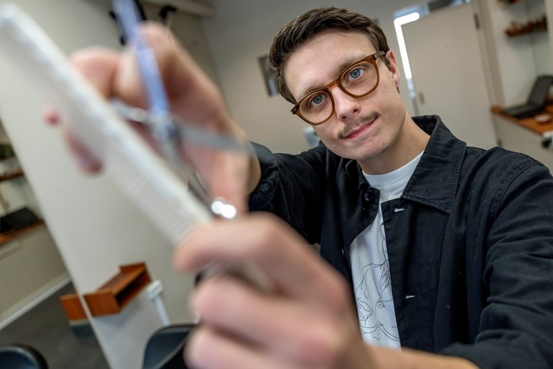 Den nyåbnede frisørsalon TRIADIChair på Vesterbro 45 repræsenterer en revolutionær tilgang til minimalistisk klippeteknik, som den 26-årige passionerede frisør Fredrik Sørensen står bag.