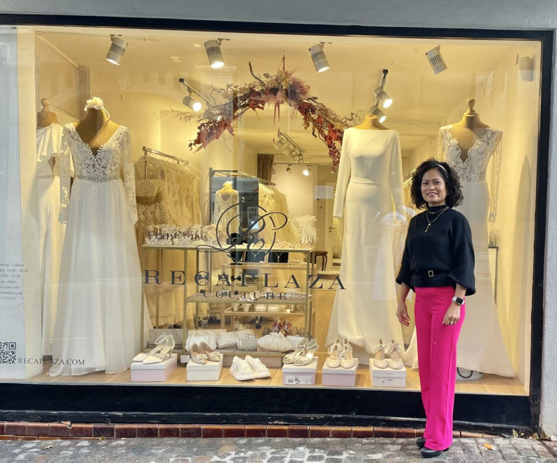 Siden vinteren 2020 har Helen Recaplaza solgt couture-brudekjoler i Gravensgade.
