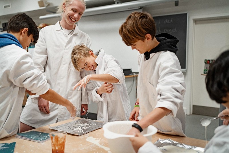 Videnskabsklubben er en non profit-organisation, der arbejder for at fremme børn og unges forhold til naturvidenskab. Klubben har leg, læring, nysgerrighed, eksperimenter og samarbejde på tværs af aldersgrupper i centrum.