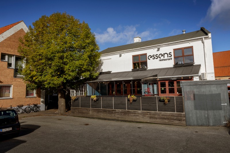 Et lille stykke tid endnu hedder lokalerne i Danmarksgade stadig Restaurant Essens. Men til årsskiftet overtager Tobias Vasant Hansen, og så åbner Restaurant Sæson sidst i januar.
