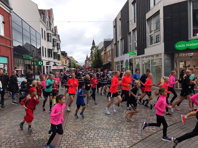 158 børn deltog i gadeløbet i Frederikshavn for at samle ind til Børnecancer Fonden.