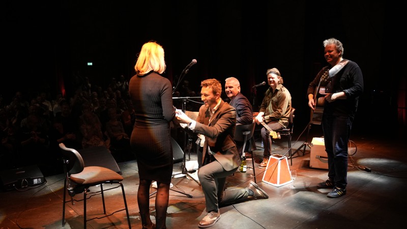 Publikum i Musikkens Hus fik en ekstra oplevelse med, da Emil Smed under en koncert med Rasmus Nøhr friede til Maja Dannevig.