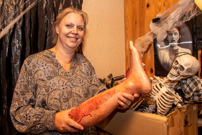 Catrin Kastberg omdanner loftet over Kastberg Sko og Tasker til spøgelseshus, når de handlende i Fjerritslev holder halloween by night den 21. oktober.