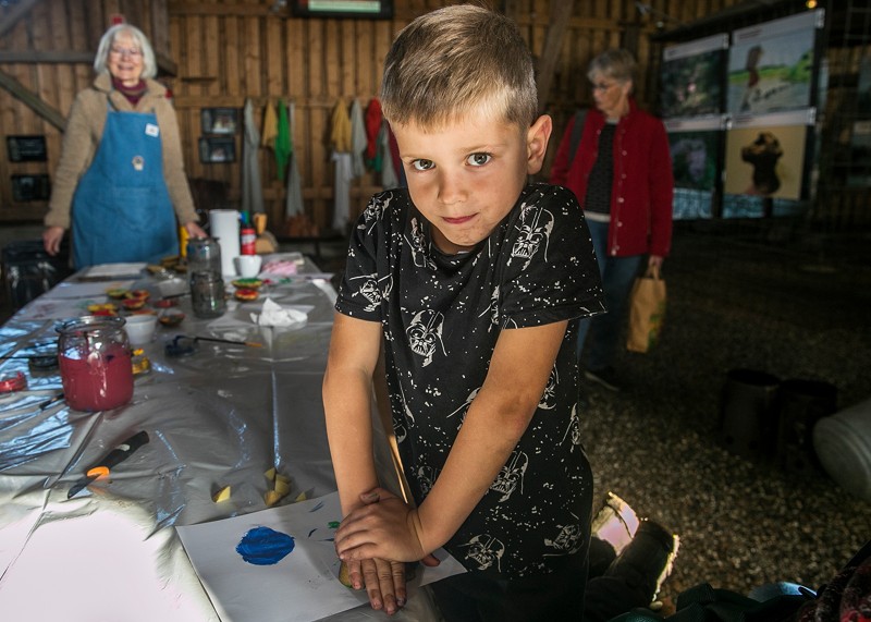 Festivalen bød på masser af aktiviteter. Her er det Saxo Krogsgaard Kristiansen på 6 år fra Aabybro, der lægger kræfter i et kartoffeltryk..