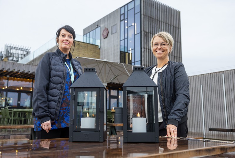 Camilla Mortensen og Mette Kringel er godt i gang med forberedelserne til Winter Lodge, som er en nyhed på Salling Rooftop i år.