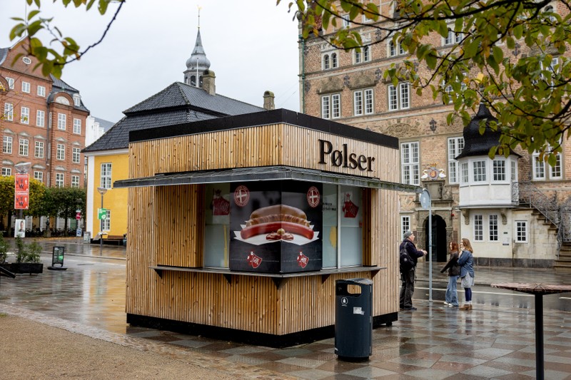 Pølseboden her på Nytorv har stået tom i flere måneder, det får nu Børnenes Kontor til at trække sig ud af samarbejdet.