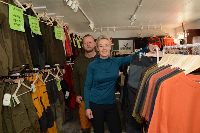 Jeppe og Pernille Damsgaard er glade for den modtagelse den lille ny forretning – Naturting - i Fjerritslev har fået. Lokale som turister har været gode til at bakke op om den ny forretning. Trods finanskrise.