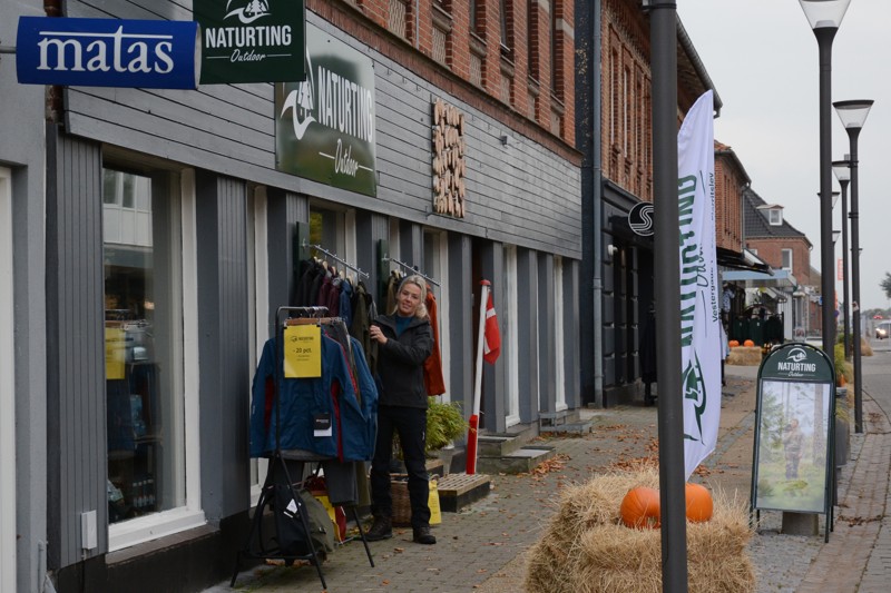 Hos Naturting finder man tøj og udstyr til udelivet. Først på efteråret gik butikkens webshop online. - Den fysiske butik er det centrale for os, men det er også vigtigt at være til stede online. Jo flere salgskanaler jo bedre, siger Pernille Damsgaard, som selv har lavet webshoppen.