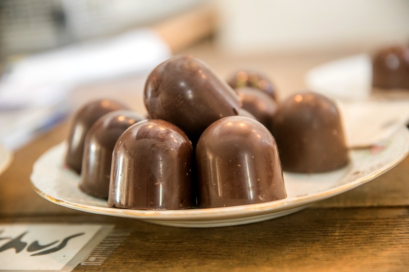 Flødebollerne fra Blokhus-Salt er betrukket med belgisk chokolade. Selvfølgelig er der også brugt salt fra egen produktion.