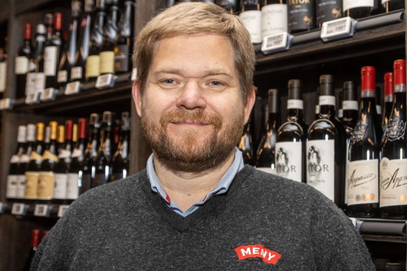Købmand Bjørn Nielsen, Meny i Fjerritslev, er stolt af den nye vinafdeling i butikken.- Vi har rodet lidt under ombygningen, men nu er vi på plads, fortæller købmand Bjørn Nielsen.