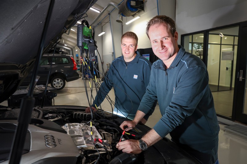Thema Auto og Rasmus Bang Nielsen (tv.) er nu lagt sammen med Autoteknika på Læsøvej, hvor Morten Schneider Jensen nu har en snes ansatte.