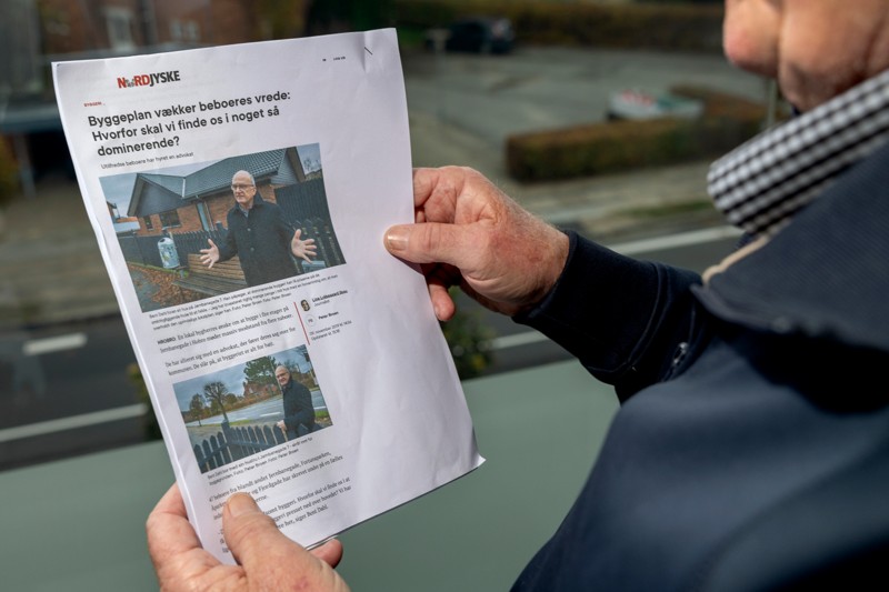 Ib Mejer Christensen står her med nogle artikler fra Nordjyske i november 2019, hvor erhvervsmand Bent Dahl, som nu vil bygge i 15 etager på Klochhusgrunden, gik til modstand mod højt byggeri på den anden side Jernbanegade (Josva Floors byggeri, som Ib Mejer Christensen bor i).