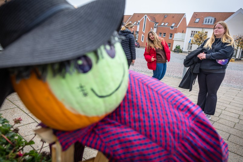 Freja Hansen (i baggrunden) er elev på FGU Himmerland i Hobro, og hun har malet det flotte ansigt på græskarret.