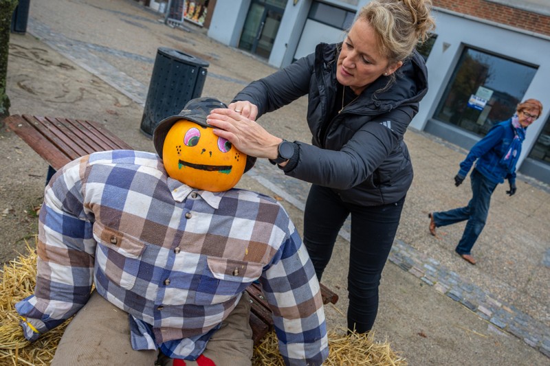 Birgitte Rørbæk Nielsen fra Fleur assisterer med at genoprette halloween-stemningen i gågaden.