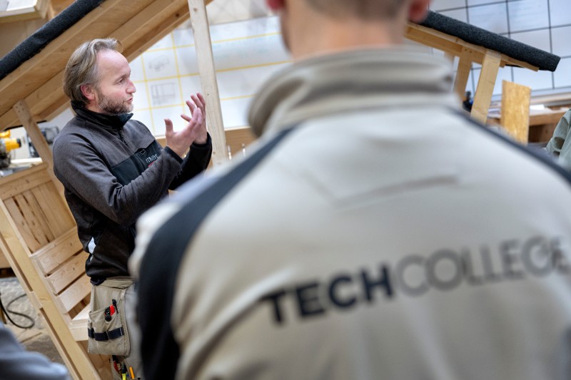 Claus Theil Andersen er skoleoplæringsinstruktør på TechCollege og fungerer rent praktisk som mester for eleverne i skolepraktik.