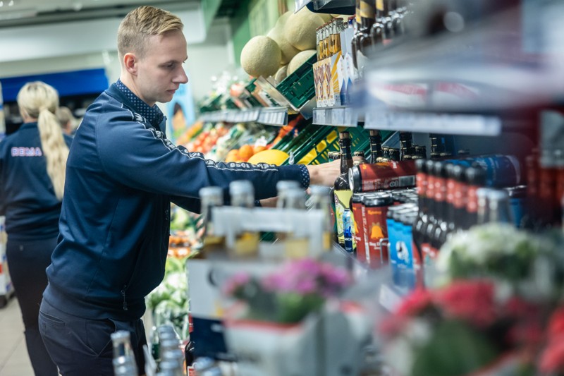 Rema 1000 på Sdr. Omfartsvej i Brønderslev har fået ros for sin grøntafdeling, og det gør købmand Dennis Andersen stolt.