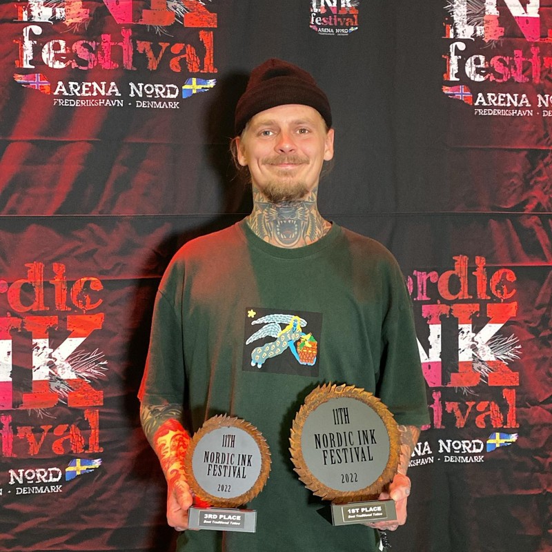 I forrige weekend vandt Jacob Sørensen både en 1. og 3. plads til Nordic Ink Festival i kategorien Best Traditional Tattoo. Kategorien dækker over simple, klassiske designs, som sejlbåde, roser og ankre, der må tatoveres i begrænsede primærfarver som sort, rød, blå, grøn og gul.