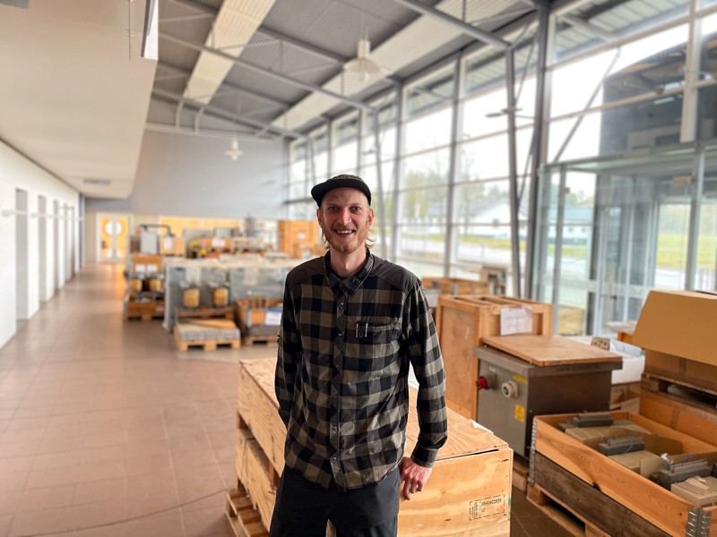 Jeppe Brandstrup Teisner i de kommende, indbydende lokaler, der i dag bruges som lagerplads for andre virksomheder.