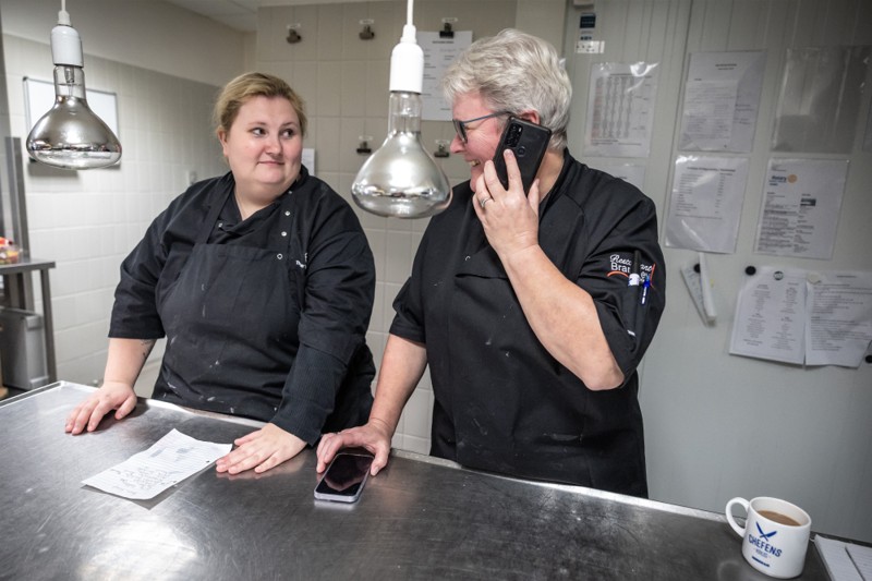 Mor og datter, Kirsten Kusk og Helena Lundsgaard Larsen, arbejder fortsat tæt sammen om at drive Theater Restauranten.