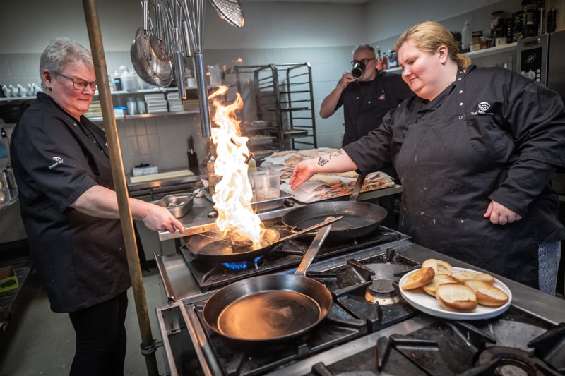 Kirsten Kusk (tv) er stadig på Theater Restauranten på trods af konkursen for et par måneder siden. Men nu er hun ansat og med langt færre pligter, mens hendes køkkenchef og datter, Helena Lundsgaard Larsen (th), har overtaget den formelle ledelse.