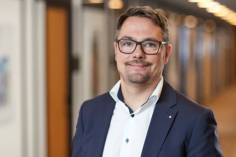 Jesper Skov Mikkelsen (V), formand for udvalget for klima og landdistrikter i Mariagerfjord Kommune, talte om "afdelingen for beklagelser" og "morads", da han på byrådets januarmøde kommenterede en kommunal regnefejl. - Det er en forkert faktor, der er brugt til at beregne gebyr på genbrugsbeholdere til kolonihaverne. Det retvisende tal er 479. Der er lavet en efterregulering, til vi har løst dette morads, sagde Jesper Skov Mikkelsen.