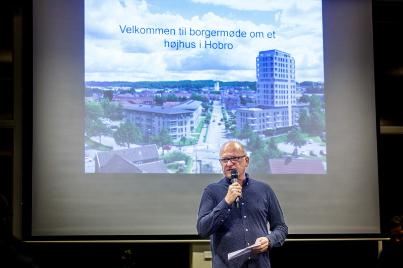 Der var stor interesse for at deltage i Mariagerfjord Kommunes borgermøde på DS Arena om planerne for et højhus på Jernbanegade 15 i Hobro. Her ses bygherre Bent Dahl foran en visualisering af de planlagte 46 meter høje boligbyggeri.