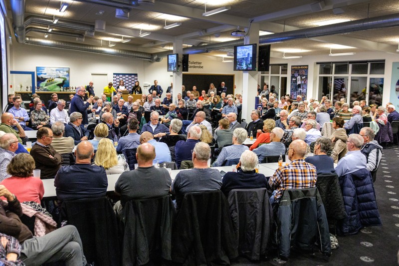 Omkring 200 borgere var samlet i loungen på DS Arena for at høre om planerne for et højhus på Jernbanegade 15 i Hobro, og bølgerne gik højt i debatten.