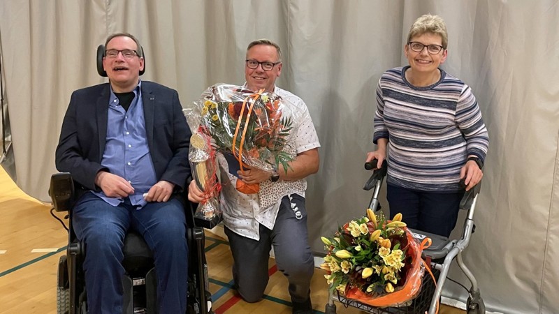 Anders Jensen (tv) var med i Als Hallen, da hans gode ven Hans Christian Andersen fik overrakt årets handicappris af Lene Nielsen, formand for Handicaprådet.