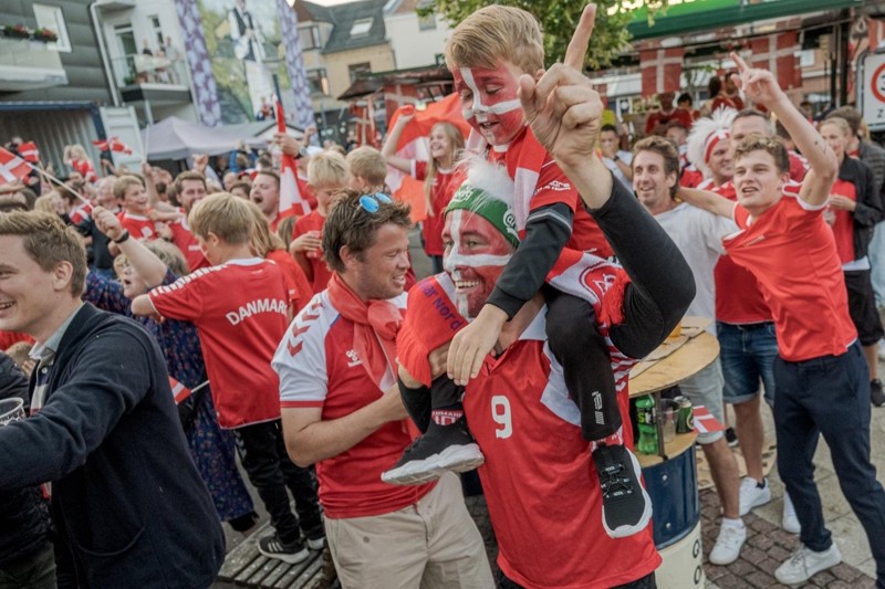 Det var en rigtig god idè, da fem venner i hast fik arrangeret en storskærm til Danmarks EM-semifinale i fodbold for halvandet år siden. Nu gentager de den til VM, bare indendørs.