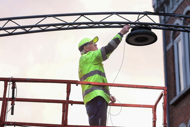 Bo Christensen er en af de frivillige, der arbejder med at få julebelysningen og julepynten op i Brønderslev.