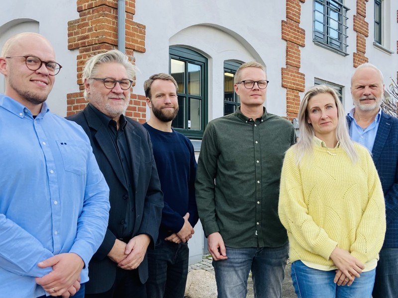 Her er teamet bag F1 Arkitekter, som tilbyder arkitektrådgivning i hele byggeprocessen fra idé til færdiggørelse. De får kontor på Sdr. Kajgade i Hobro, hvor Fjorden Arkitekter i dag holder til. Fra venstre Mads Gjerding, indehaver og bygningskonstruktør, Hauge Bjerre Nielsen, arkitekt, Simon Sørensen, indehaver og projektleder, Jesper Vejrum, arkitekt, Julie Gjerding, energikonsulent og Bo Graugaard, arkitekt.