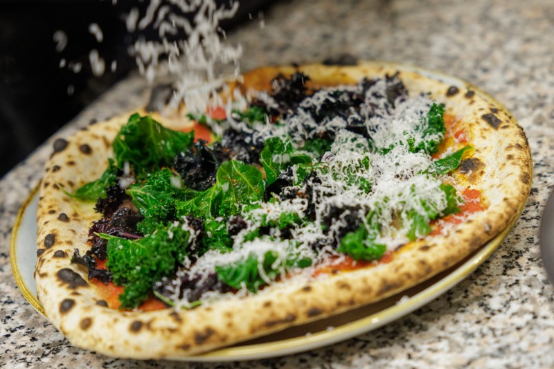 De sprøde surdejspizzaer er skabt af lokale og økologiske råvarer.
