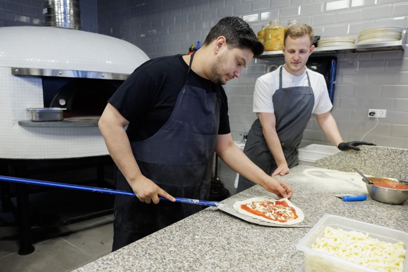 - Vi stræber efter at være med i toppen, når det gælder de bedste pizzaer i Aalborg, lyder det fra ejerne at byens nye spisested.