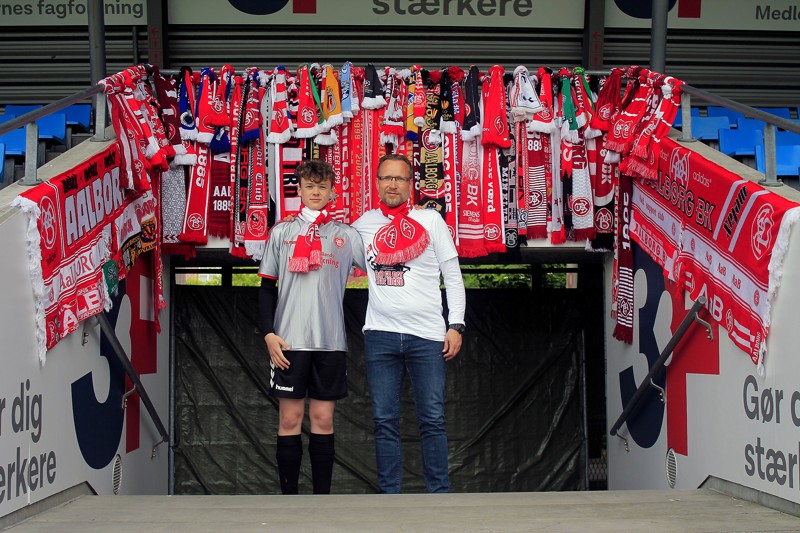 Lars - her sammen med sønnen Lasse, der også er inkarneret AaB-fan, og hjælper med halstørklæderne.