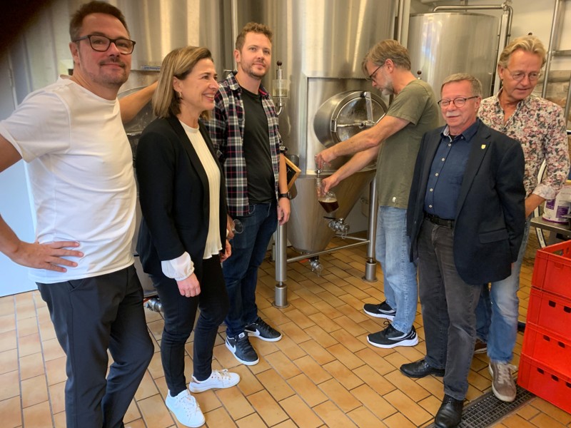 Fra prøvesmagningen af Bies Juleøl ses fra venstre formand Jesper Mikkelsen, prøvesmager Lone Kalstrup, Christian Dilling fra Real Drink, Kim Thinggaard fra bryghusets bestyrelse, formand for Humlebierne Stefan Christensen og bestyrelsesmedlem Flemming Christensen.