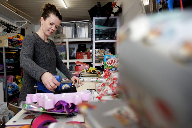 Folk har primært afleveret det brugte legetøj hos Heidi Hansen, nu har hun sorteret og er i gang med at pakke det hele ind.