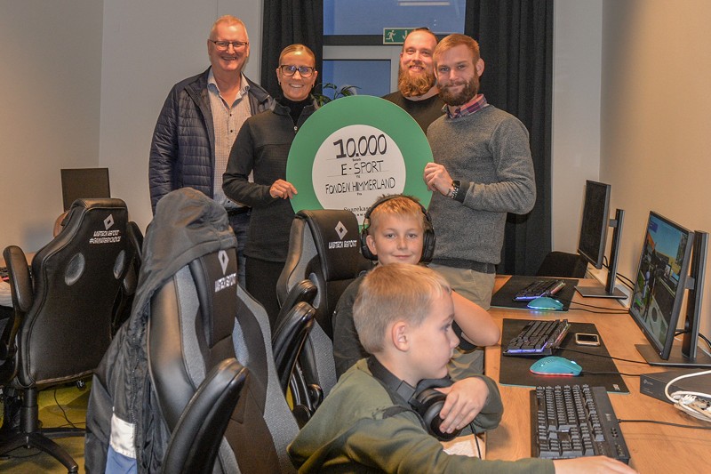 Fra venstre Benny Hansen, Mette Manicus fra Sparekassen Danmark og de to trænere Jeppe Jakobsen og Kasper Kronborg.