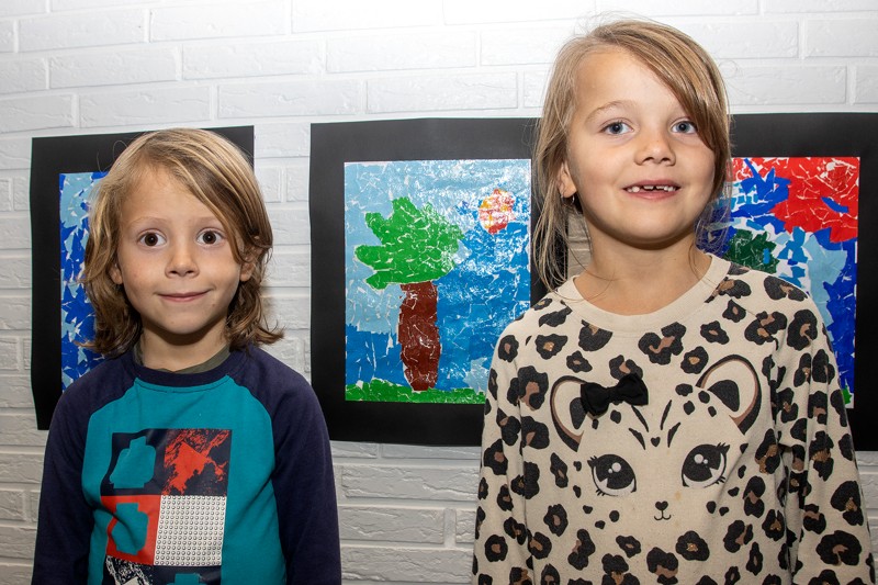 Erik Hauerbach Kronborg og Josefine Hassing Andersen har været med til at lave udsmykningen på Klim Friskole i anledning af skolens 150 års fødselsdag.