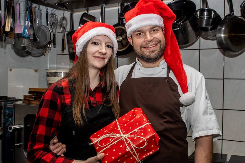 Ægteparret Jeanette og Frederik Carnhed får en travl juleaften i køkkenet. For udover mad og gaver til gæsterne i restauranten tilbyder de også julemenuen som takeaway.