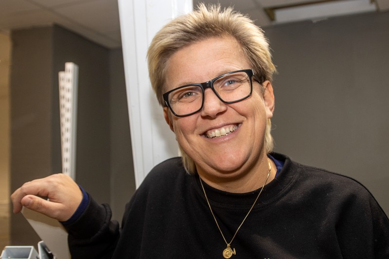 Louise Møller er den nye købmand i Halvrimmen. Hun har rasende travlt med at gøre klar til den store åbning den 10. december.