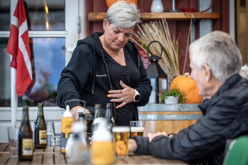 Michelle Kzryrosiak Poulsen, der er tjener på Kystens Perle, går en travl tid i møde.