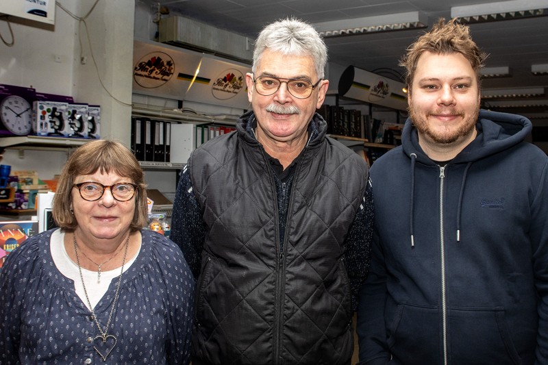Pen og Papir er et rigtigt familieforetagende. Fra venstre Kirsten Hansen, der driver bog- og papirhandelen, ægtefællen Steffen Hansen, der driver cykelforretning fra samme lokaler og sønnen Kasper Hansen, der er ekspedient i bog- og papirbutikken.